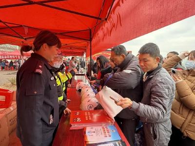 黄州区交通港航部门开展“送法下乡”活动