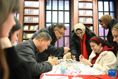 “晒”中文学习成果  百余名在黄留学生沉浸式体验中华文化迎新年