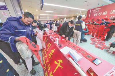 春运首日年味浓郁书法家挥毫送祝福 武汉成十大出发和到达热门城市
