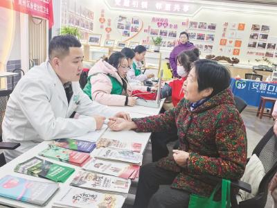 黄州区赤壁社区举行健康义诊志愿服务活动