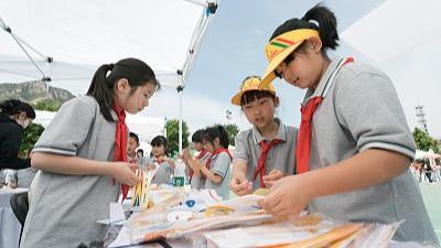 北京中小学秋季开学起开设AI通识课 每学年不少于8课时