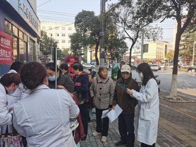 黄州区东湖社区卫生服务中心开展“世界防治结核病日”义诊活动