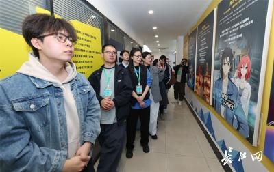 ​在《哪吒2》票房突破140亿时，全国大学生社会实践团用掌声向中国动漫人表达敬意