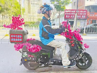 武汉外卖小哥张宝剑救人事迹获央视点赞