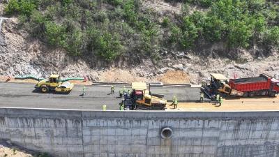 聚力建支点 一线直击｜国道220麻城段项目：开累完成产值3.9亿元 已进入沥青面层铺设阶段