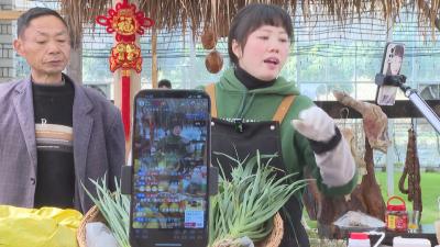 施工者 三中全会精神引领黄冈实践｜ 邓小敏：帮村民卖土货成“带货达人”