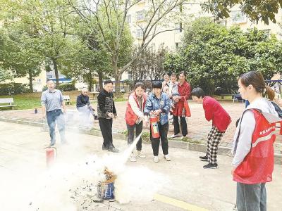 黄州区新港路社区开展消防应急演练
