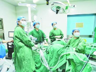 团风县妇幼为患者实施单孔腹腔镜下右侧输卵管巨大系膜囊肿加子宫肌瘤剔除术