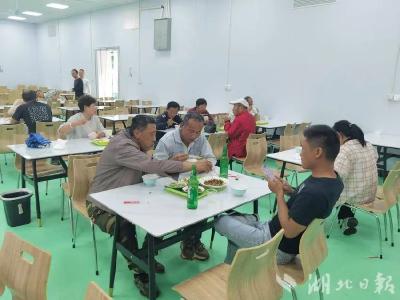 花桥社区幸福食堂托起居民“舌尖上的幸福”