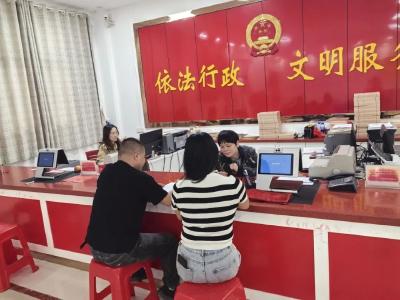 首例“无户口簿”结婚登记，红安中了头彩