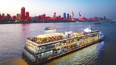 多国驻华使节共聚武汉夜游长江