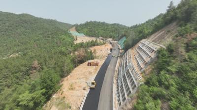 聚力建支点 一线直击｜ 国道G220麻城段项目：开累完成产值3.9亿元 已进入沥青面层铺设阶段