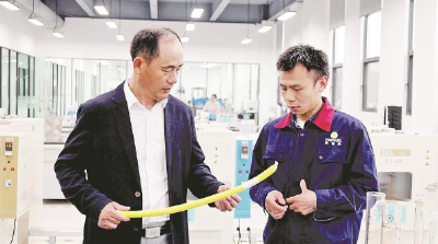 下岗职工变身“膜法师”，他在长江北岸书写10亿产值传奇