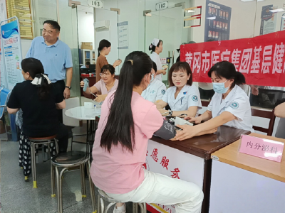 专家下沉社区 健康服务暖心                                                                                                    市中心医院走进三台河社区开展义诊科普活动