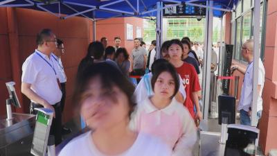 我市7万学子参加中考
