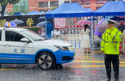 江城9.85万学子冒雨赶中考 警方全方位保驾护航 全市94个考点秩序井然