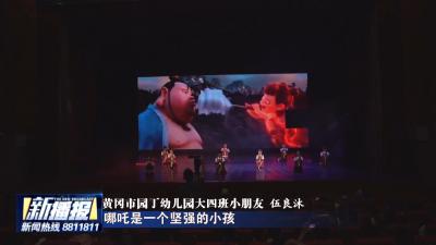 萌娃领人生首张毕业证 舞台告别幼儿园时光