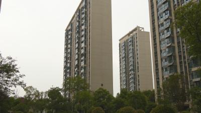 黄冈暖新闻｜小区失火 好邻居秒变“救火英雄”