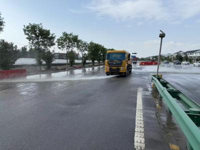 黄州区交通公路部门高效处置路面灰土恢复道路整洁畅通