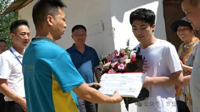 北大录取通知书送达罗田 农家学子圆梦燕园