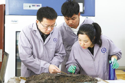 方北松及其团队挑战不可能——沉睡两千年的炭化简重现墨迹