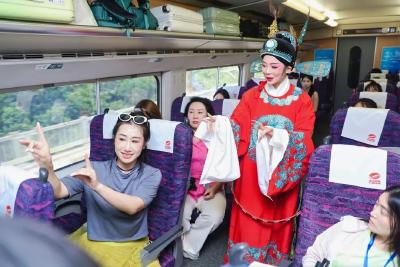 高铁载来八方客：稻田赏文旅，戏里听黄梅