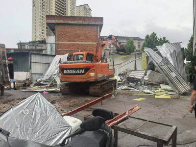 为停车场腾地依法拆除5处共计600㎡违建钢构棚