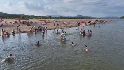 缤纷夏日｜团风：天然沙滩走红 游客共赴清凉