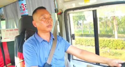 “出事了，先救人！” 他带着乘客冲了上去……