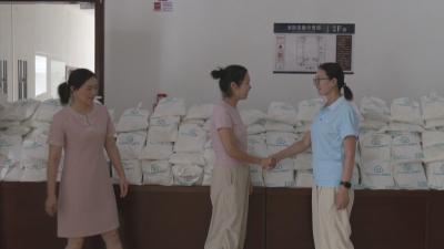 黄冈稳健医疗向中国杯赛艇城市冲刺赛参赛选手捐赠物资