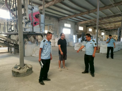 黄冈市生态环境局蕲春县分局帮扶整改走进石英砂企业