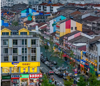 干部向摊主和食客问计 地摊一条街点亮烟火有序“新夜态”