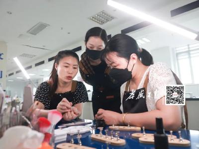 经济微观察·发展惠民生|黄州美甲店主林一诺——指尖“绣”出好日子