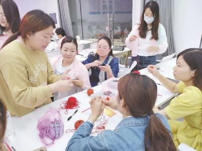 锲而不舍落实中央八项规定精神（57）小钩针“编”出幸福图景