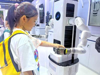 从拼规模到拼技术、比质量、树品牌 国产机器人出海“闯”市场 