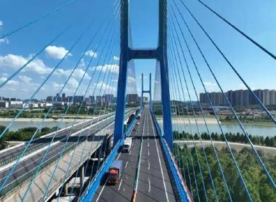 畅通东西南北大通道 湖北五条高速同步“四改八”