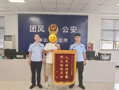 狭路相逢起争执民警耐心解“疙瘩”