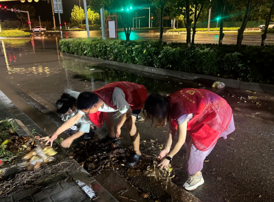 武穴街道党员干部迎战强降雨抢险救灾——风雨砺初心 深夜保平安