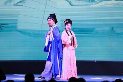 大型黄梅戏音乐剧《霜天红烛》在宁夏演出