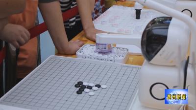 未来科学节  青少年挑战AI下棋机器人 