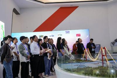 我市开展“网络大V黄冈行·项目建设看变化”活动