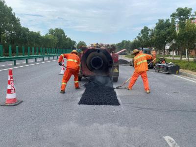 黄州交通公路部门全力修补路面护航群众“双节”出行