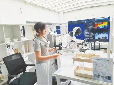 “钢铁侠”来汉学习“温柔”感知 业内首个触觉训练中心落户光谷
