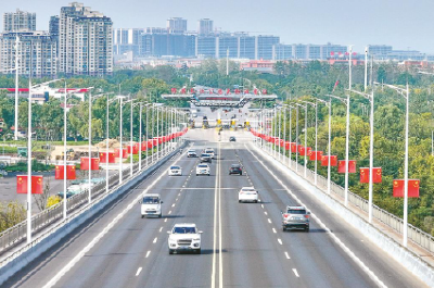 满城灯火映繁华 浓墨绘就新画卷