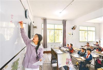慰问暖师心 亮灯致敬意 我市多种形式庆祝教师节