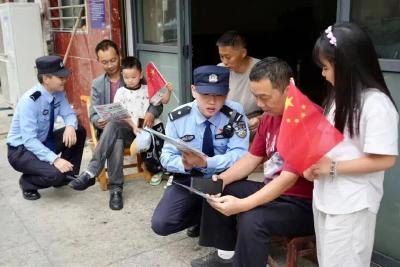 警徽闪耀守护平安 “国庆”们在国庆节整装执勤