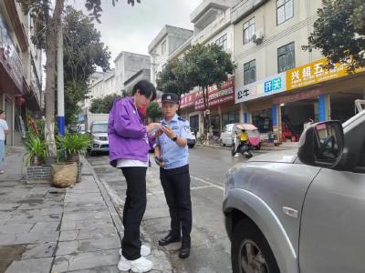 警徽闪耀守护平安  “国庆”们在国庆节整装执勤