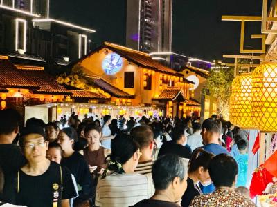活色生香市集里，夜经济热度正劲