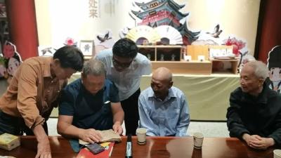 麻城寻根，九十二岁老者深情带走一抔故乡的泥土