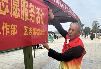 团风县组织志愿者清理整治水库垃圾